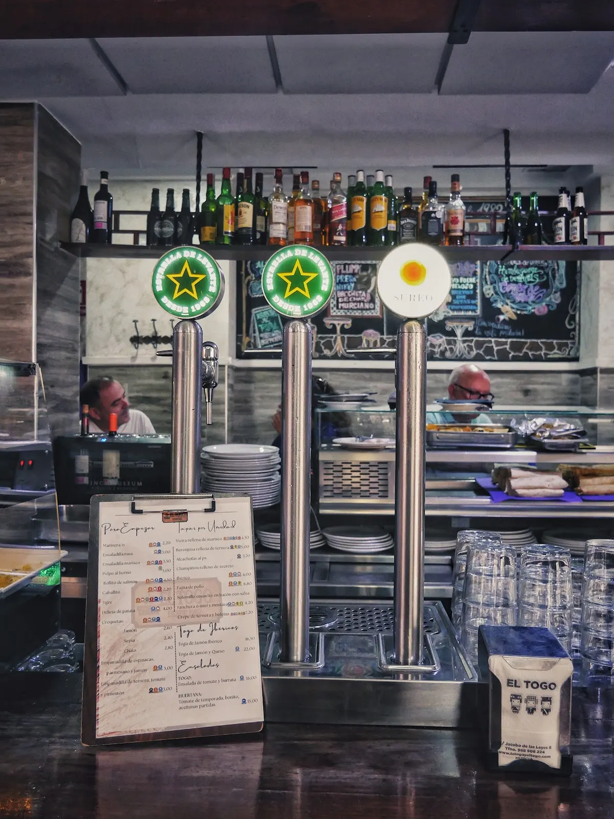 Tiradores de cerveza y vitrina de tapas en la barra de El Togo
